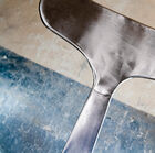 De rugleuning is gebogen om op de vorm van de rug aan te passen.