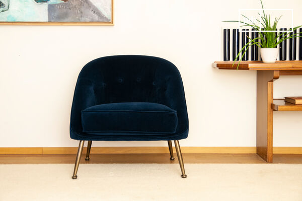 This night blue velvet toad armchair is a real concentrate of softness