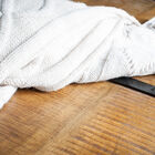 La struttura è nera e contrasta perfettamente con il legno chiaro.