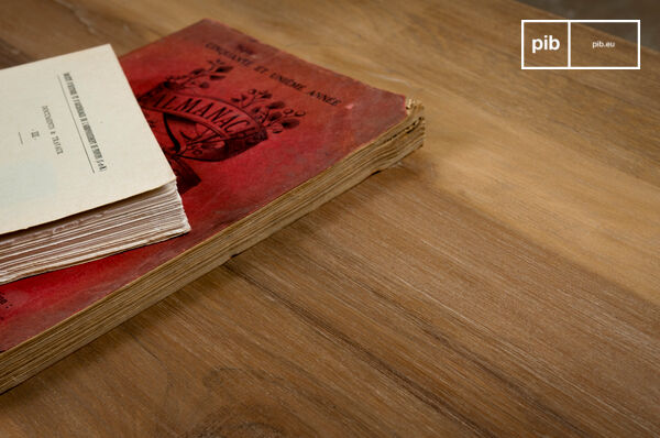 The solid teak top recalls the old warehouse pallets.