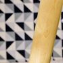 De vintage Scandinavische Bee bijzettafel is ideaal voor naast de bank als bijzettafel of naast je