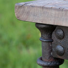 Bruine structuur in metalen buizen en iepblad.