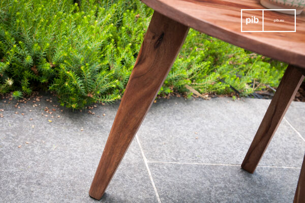 Das Design dieses Beistelltisches ist vom typischen Stil der Mitte des 20