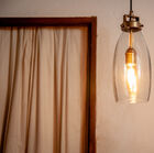 De Belno hanglamp heeft een messing clip die doorloopt in de kap