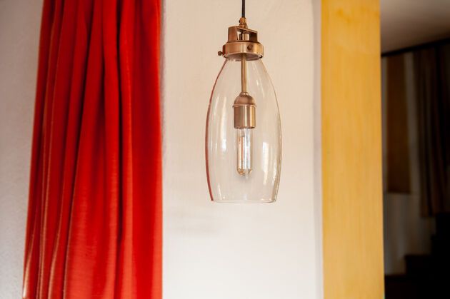 Hanglamp van glas en goudkleurig messing Belno