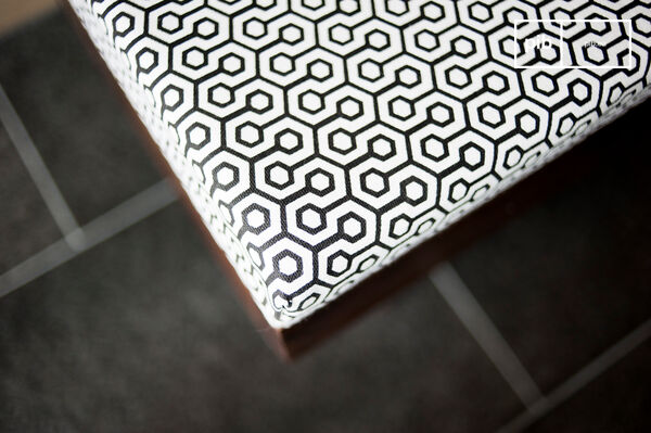 Beautiful graphic motifs on the top of the bench.
