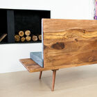 The bench rests on four slightly oblique air legs.