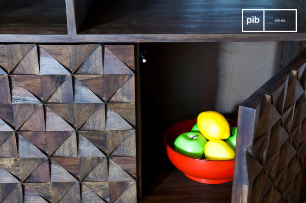 Deux compartiments aux portes aux reliefs géométriques.