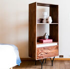 Belle étagère en bois, marbre blanc et métal sombre.