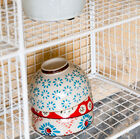 La bibliothèque offre une touche lumineuse aux accents nordiques.