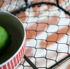 La structure en métal est arrondie pour une forme délicate.