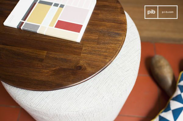 De combinatie van lichte stof en donker hout is elegant.