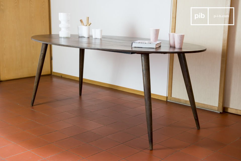 De tafel heeft mooie kompaspoten.