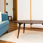 Mooie donkere tafel met mooie kompaspootjes.