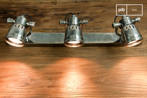 practical thanks to the use of halogen bulbs and its multiple orientation possibilities.