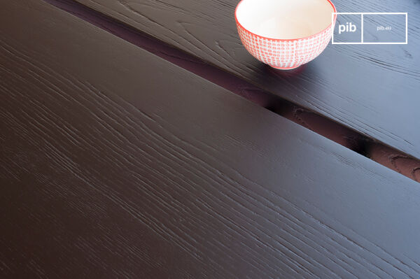 The slit that shares the tray and reinforces its graphic aesthetics.