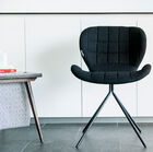 The seat follows the shape of the body for optimal comfort.