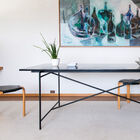 The table offers flawless stability thanks to the central cross.