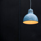 Das Kabel der Lampe hat ein weiß-schwarzes Zick-Zack Muster welches noch zusätzlich zum retro