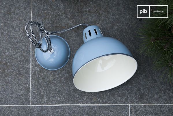 De mooie blauwe afwerking van de Snöl hanglamp schijnt vanaf je plafond en brengt een vleugje
