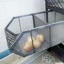 Metalen korf gesegmenteerd in drie delen.