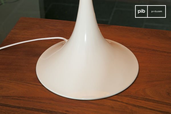 Bright retro lighting, the warmth of wood