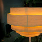 The Borèal's lamp shade at the top of the white metal tulip-shaped foot ensures that this piece