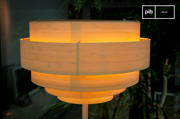 The Borèal\'s lamp shade at the top of the white metal tulip-shaped foot ensures that this piece