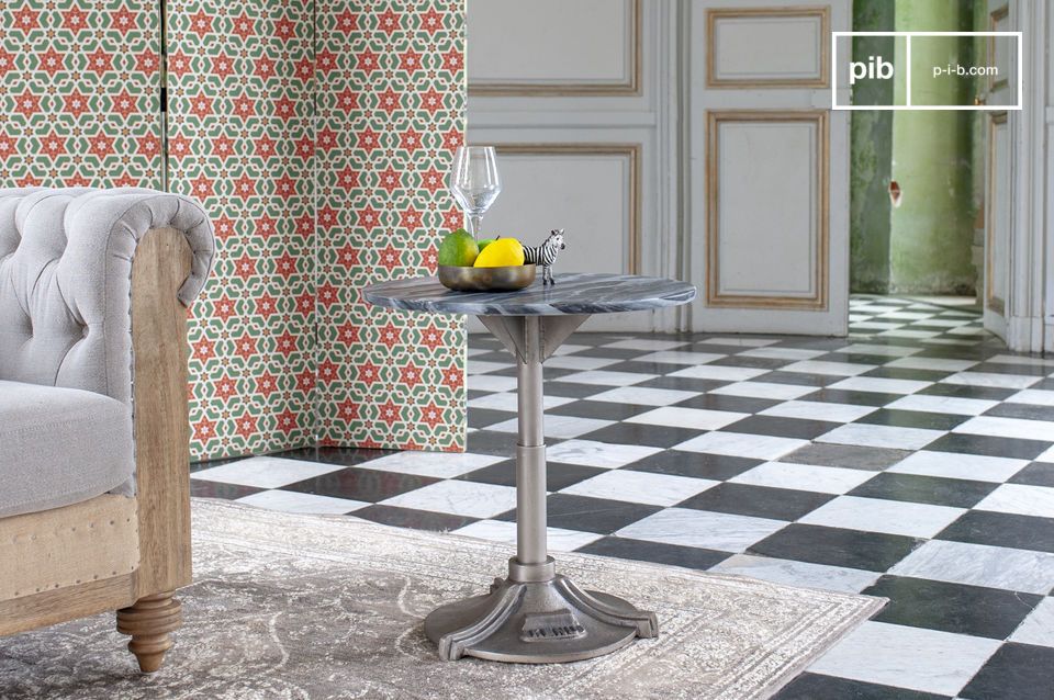 Une belle table en marbre d'une bonne hauteur.