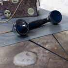 The coffee table Bow masters to combine elegant finesse and the raw style of the industrial design
