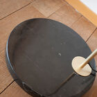 Round foot in black marble with a white veining that gives it a refined look.