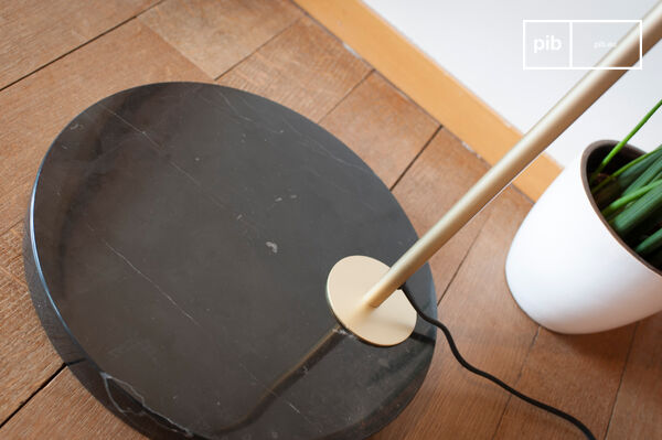 Round foot in black marble with a white veining that gives it a refined look.
