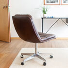 The curvature of the backrest is delicate, combining comfort and design.