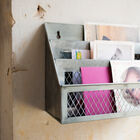 Ein wunderschöner Metall-Briefhalter als Zubehör.