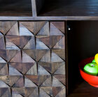 Zwei Fächer mit geometrisch geformten Türen.