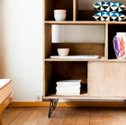 Durch sein schlichtes Design lässt sich das Bücherregal Zürich ganz leicht in die