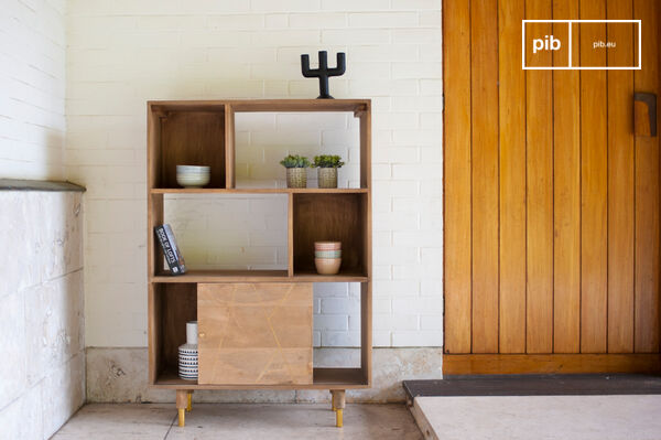 Die untere Tür gleitet auf einer Rollschiene.