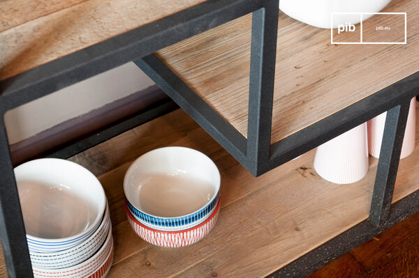 Das Bücherregal Yordën besitzt eine wunderschöne asymmetrische Struktur