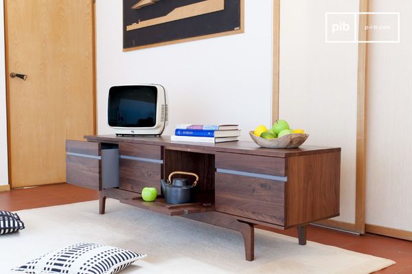 Un meuble bas allongé doté de quatre volumes de rangement.