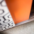 Appréciez le contraste qu'offre le bois massif sombre, et l'élégance des pieds compas