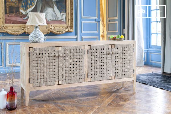 La commode a de belles proportions et ne surcharge pas votre intérieur.