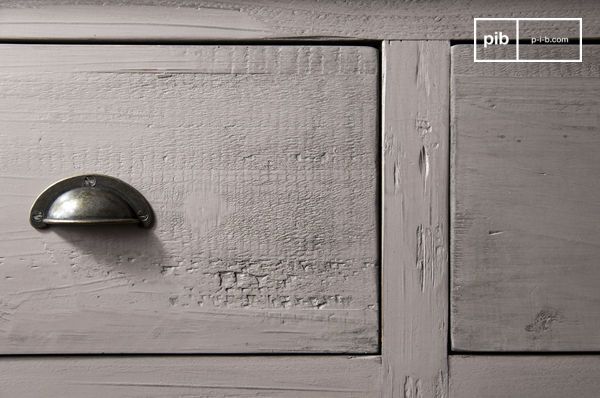 Cloué sur la tranche du plateau