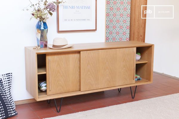 Un style mid-century modern affirmé par l'usage de chêne clair et de pieds en épingle.
