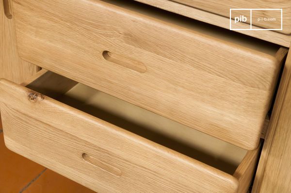 Les trois tiroirs centraux sont dotés de coulisses à fermeture amortie.