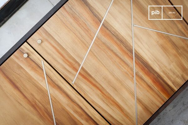 El cuerpo del mueble tiene líneas muy rectas