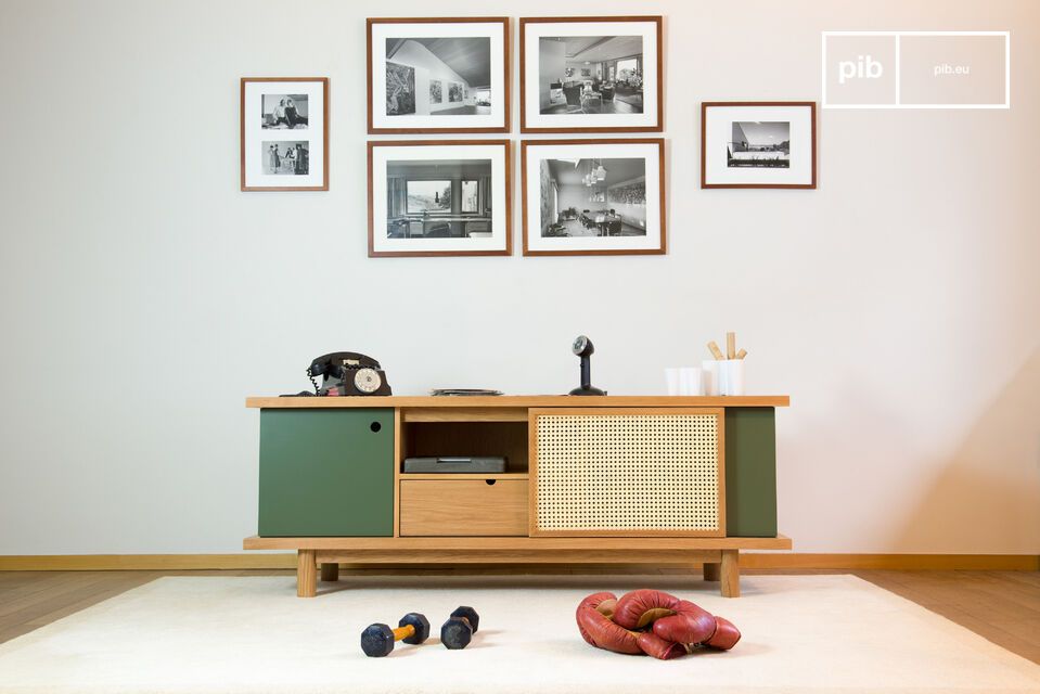 La credenza Tammea è realizzata in legno di quercia