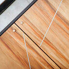 Le corps du meuble possède des lignes très droites