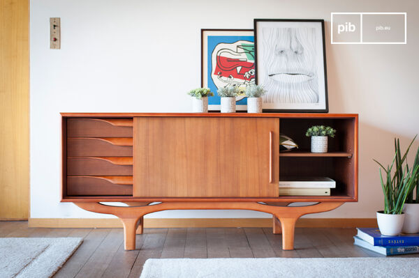 Un buffet tout en bois aux lignes scandinave vintage en courbes et contre-courbes