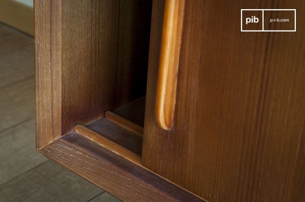 Le porte scorrono su binari di legno lavorati in modo impeccabile.