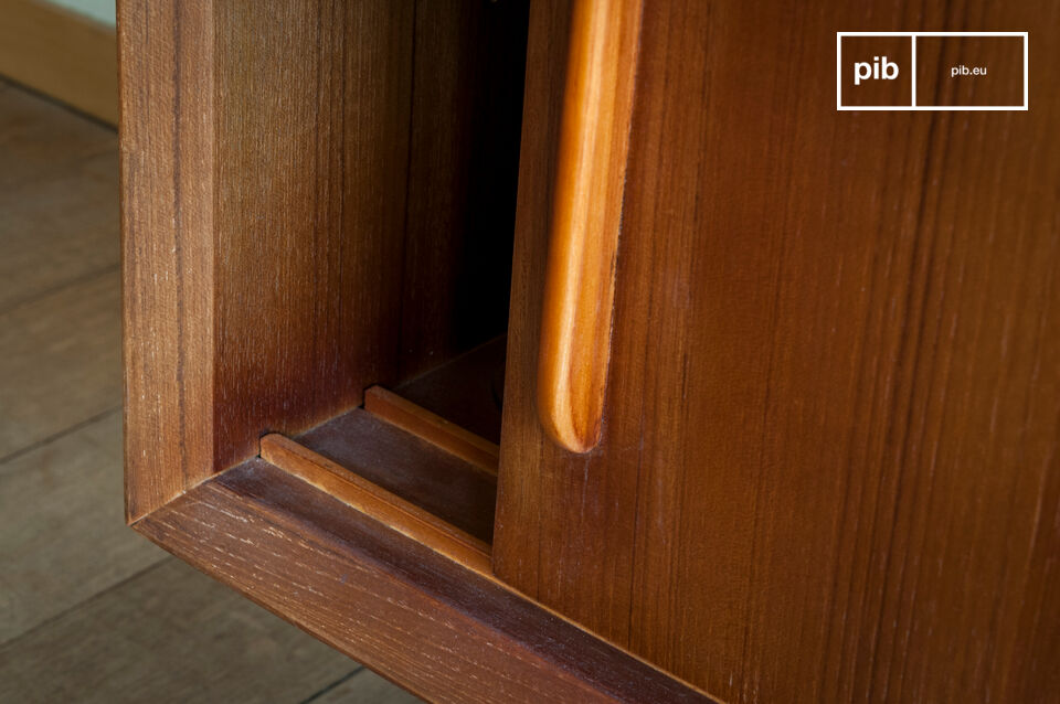 L'eleganza grafica di un buffet scandinavo degli anni Cinquanta